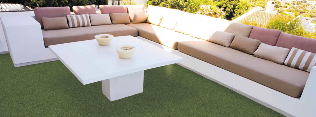 Césped artificial instalado en terraza con mobiliario exterior