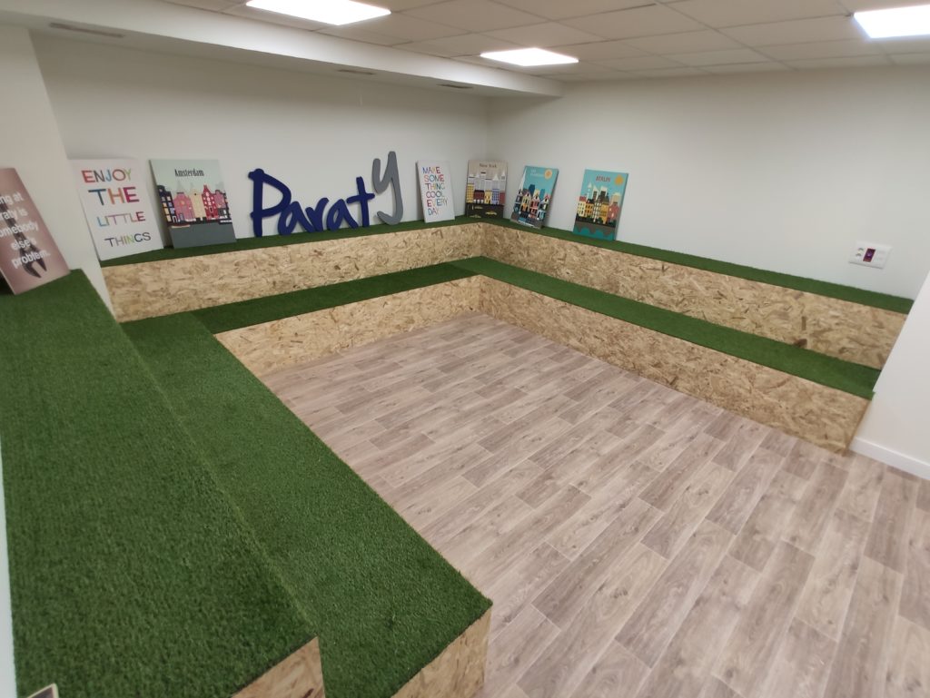 COLOCACIÓN DE PVC EN ROLLOS IMITACIÓN MADERA (TIMBERLINE DE GERFLOR) Y CESPED ARTIFICIAL EN GRADAS