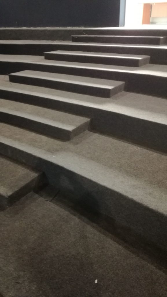 INSTALACIÓN DE MOQUETA EN GRADAS DE TEATRO.