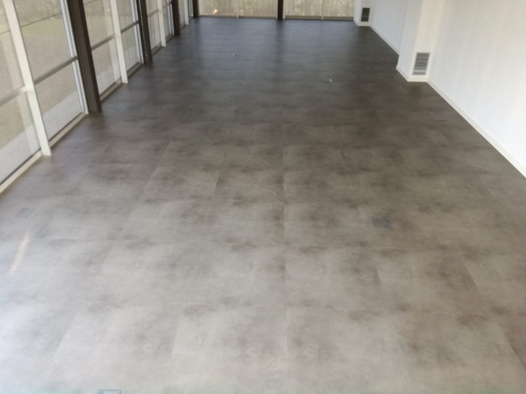 PAVIMENTO DE PVC AUTOPORTANTE SOBRE SUELO TÉCNICO. PAVIMENTO LIBERTY URBAN XL