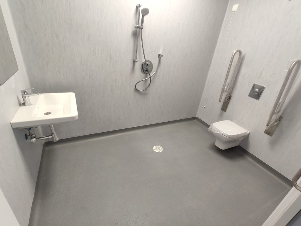REALIZACIÓN DE BAÑOS CON PVC ANTIDESLIZANTE Y PAREDES DE PVC HOMOGÉNEO DE LA MARCA GERFLOR
