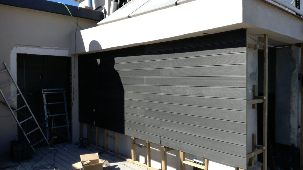 REVESTIMIENTO DE PARED CON TARIMA DE EXTERIOR DE COMPOSITE. DURATECH
