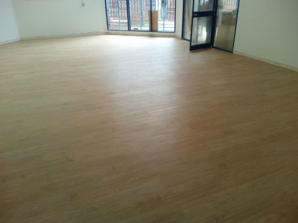 Suelo de tarima laminada instalado en una oficina, con acabado elegante y moderno.