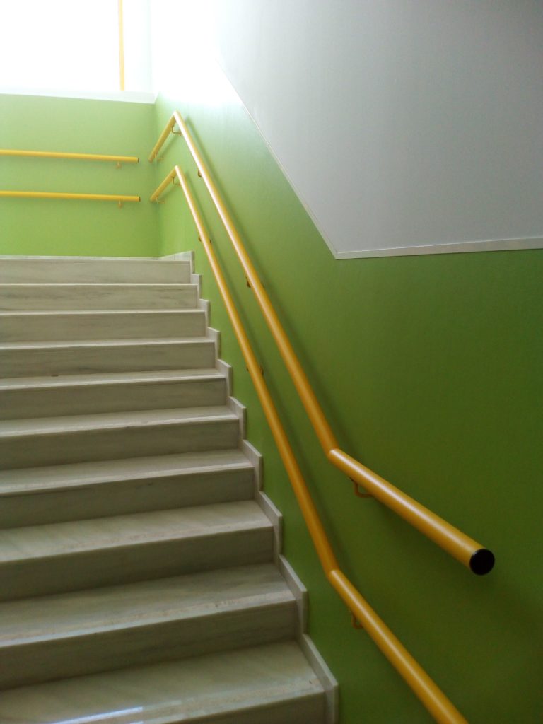 TRABAJO REVESTIMIENTO ESCALERA