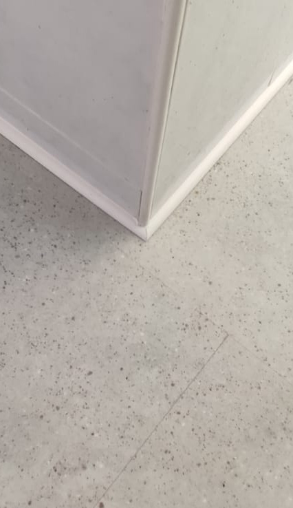 suelo-de-vinilo-para-la-cocina-gris-cemento-pvc-clic