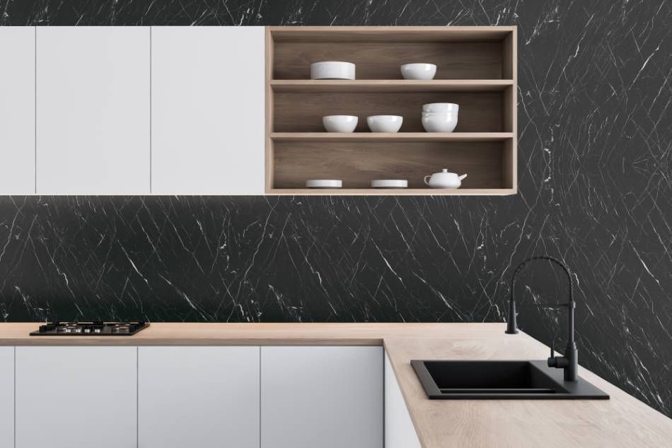 alt="Detalle : revestimiento de vinilo de imitación a mármol en cuarto de baño, salón y cocina”
