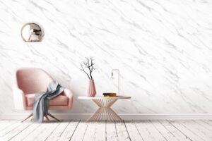 alt="Detalle : revestimiento de vinilo de imitación a mármol en cuarto de baño, salón y cocina”