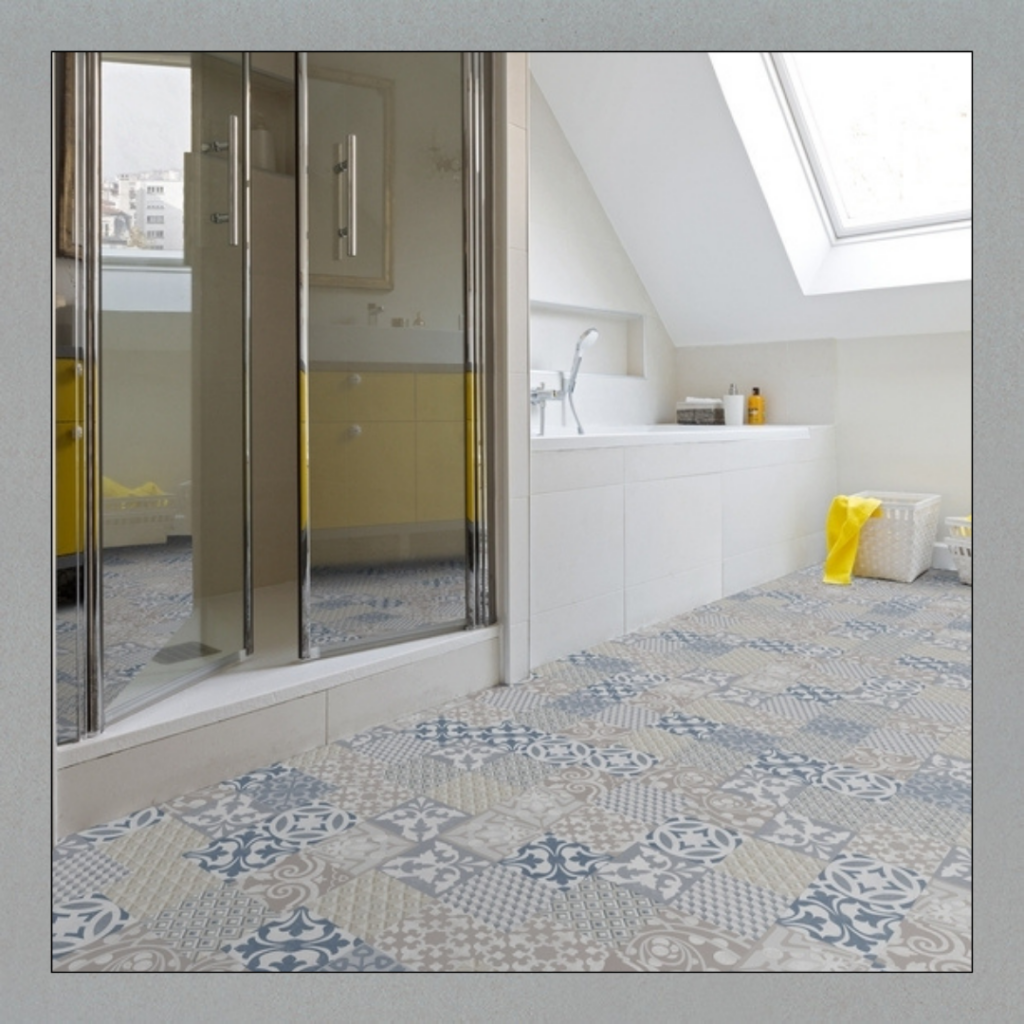 Suelo vinílico efecto azulejo hidráulico en tonos decorativos, ideal para renovar espacios interiores.