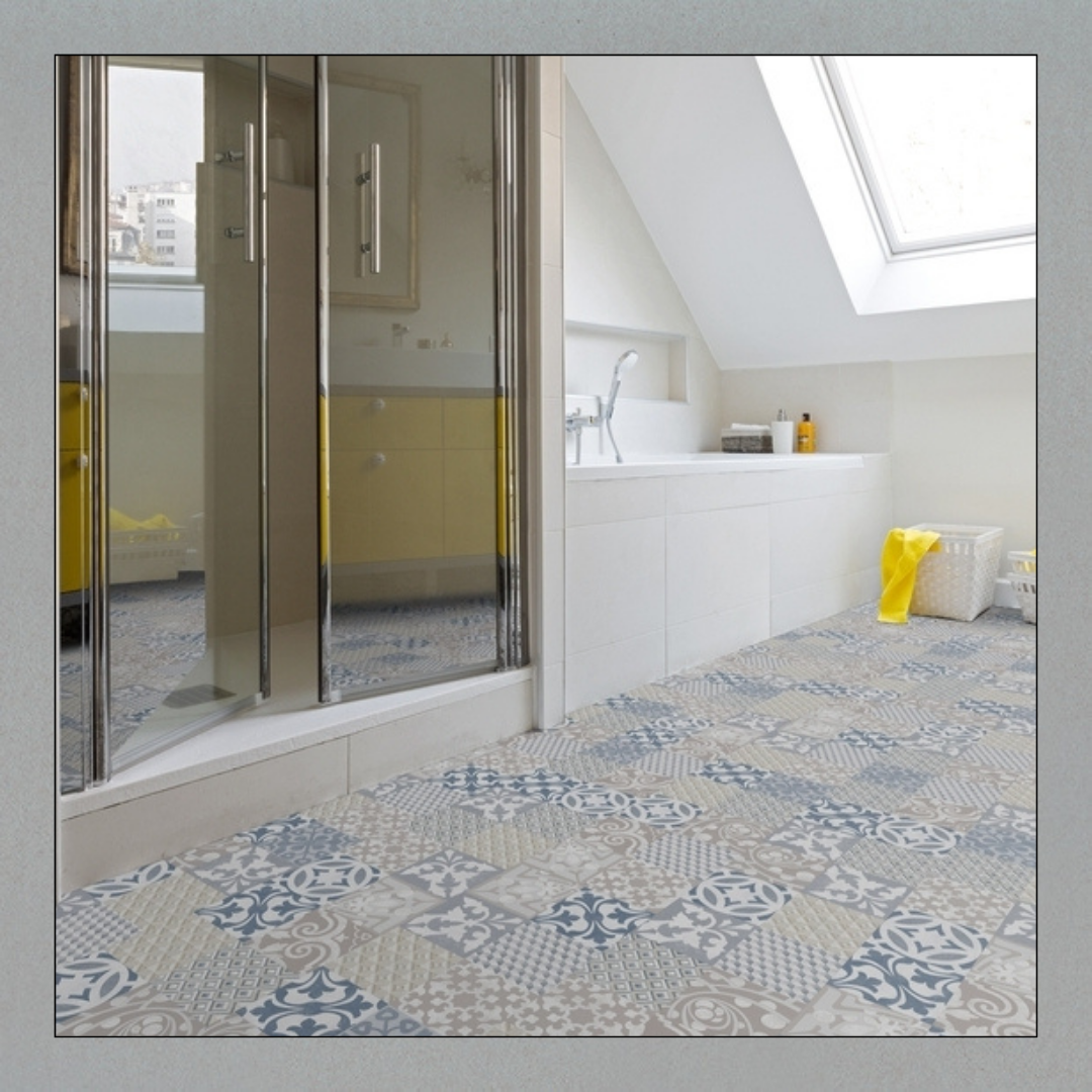 Suelo vinílico efecto azulejo hidráulico en tonos decorativos, ideal para renovar espacios interiores.