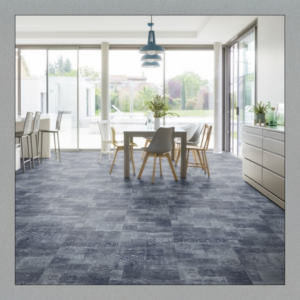 Suelo vinílico efecto azulejo hidráulico en tonos decorativos, ideal para renovar espacios interiores.