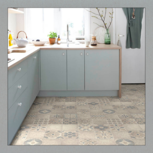 Suelo vinílico efecto azulejo hidráulico en tonos decorativos, ideal para renovar espacios interiores.