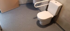 Pavimentos vinílicos instalados en hospitales en Andalucía, resistentes y fáciles de limpiar en áreas de alto tráfico