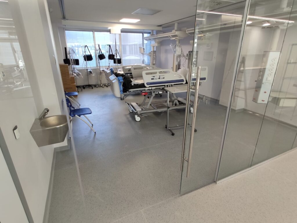 Pavimentos vinílicos instalados en hospitales en Andalucía, resistentes y fáciles de limpiar en áreas de alto tráfico